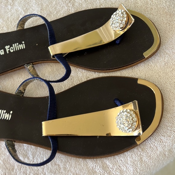 Woman’s unique Italian flats - Picture 3 of 3